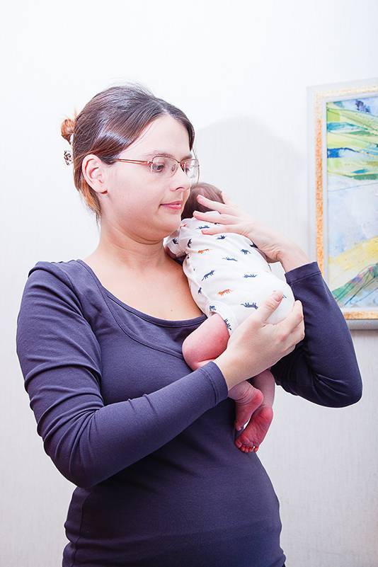 ????ответ эксперта: как держать новорожденного столбиком после кормления? ????каким образом нужно носить младенца после еды