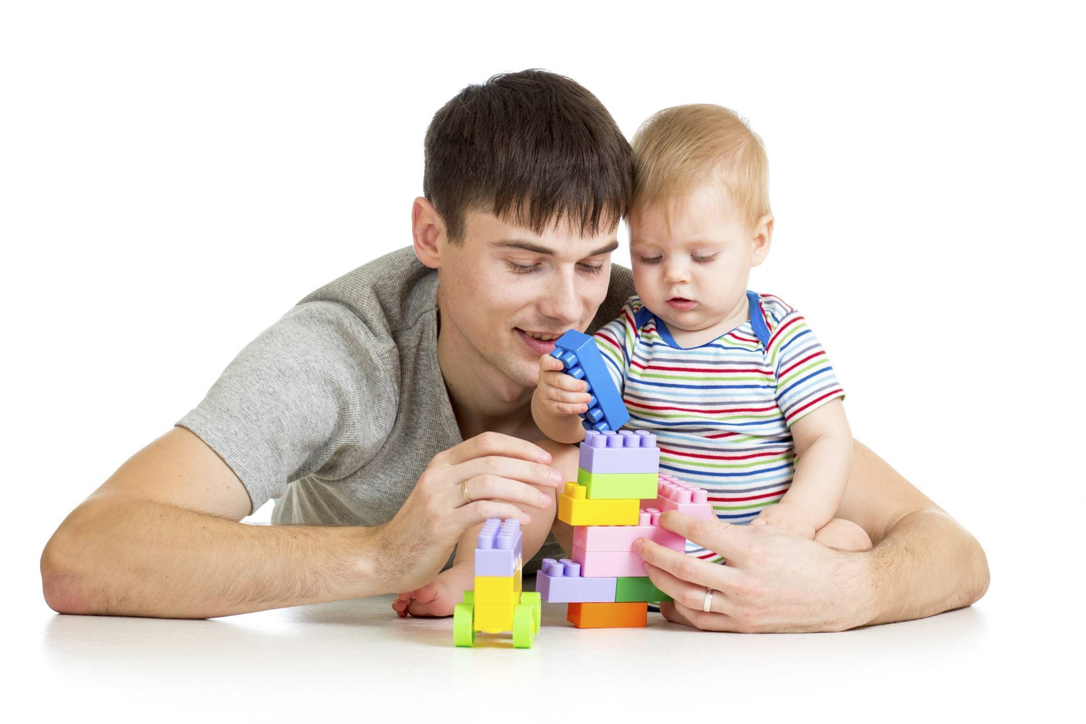 Папа играет с сыном. Игрушки для детей. Детям о папе. Конструктор для детей. Воспитание детей и игрушки.