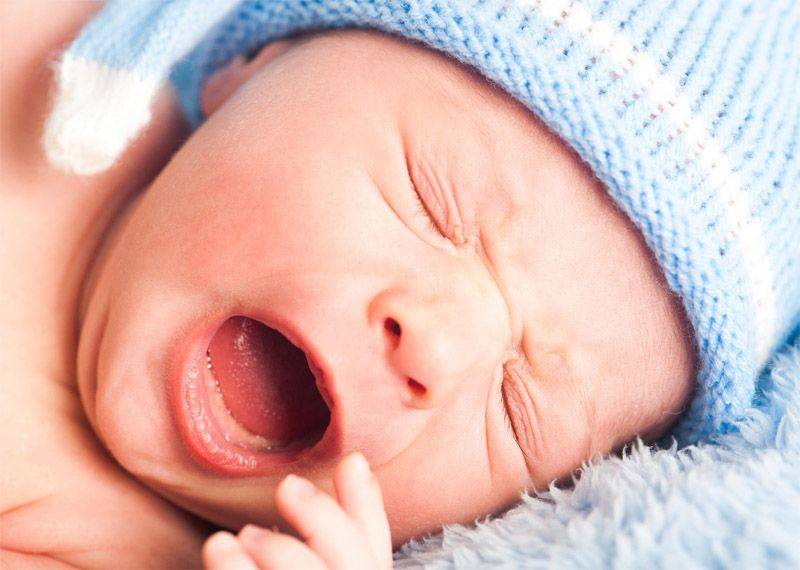 Новорожденный ребенок чихает часто: что делать маме?