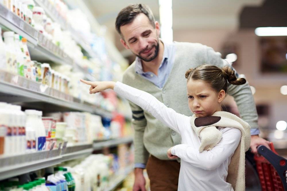 Почему ребенок истерит в магазине: что делать и как справиться?