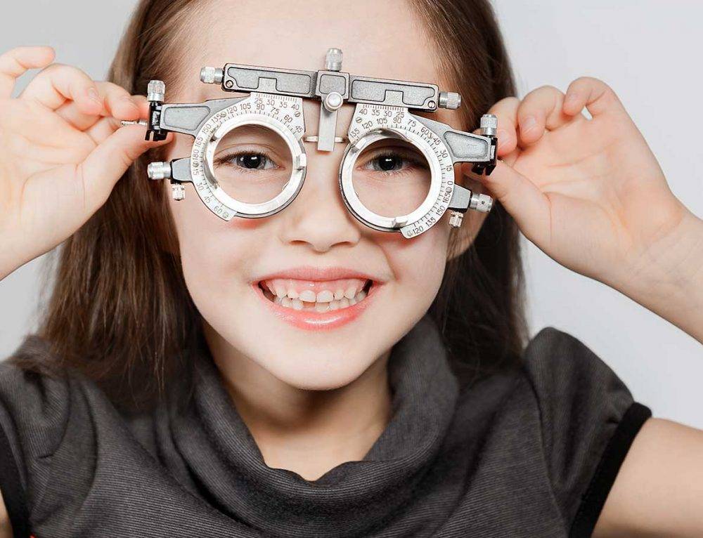 Снижение зрения у подростков: причины, симптомы, лечение