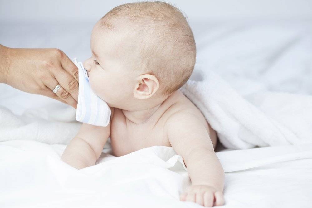 Новорожденный часто чихает: физиологический насморк у грудничка, другие причины