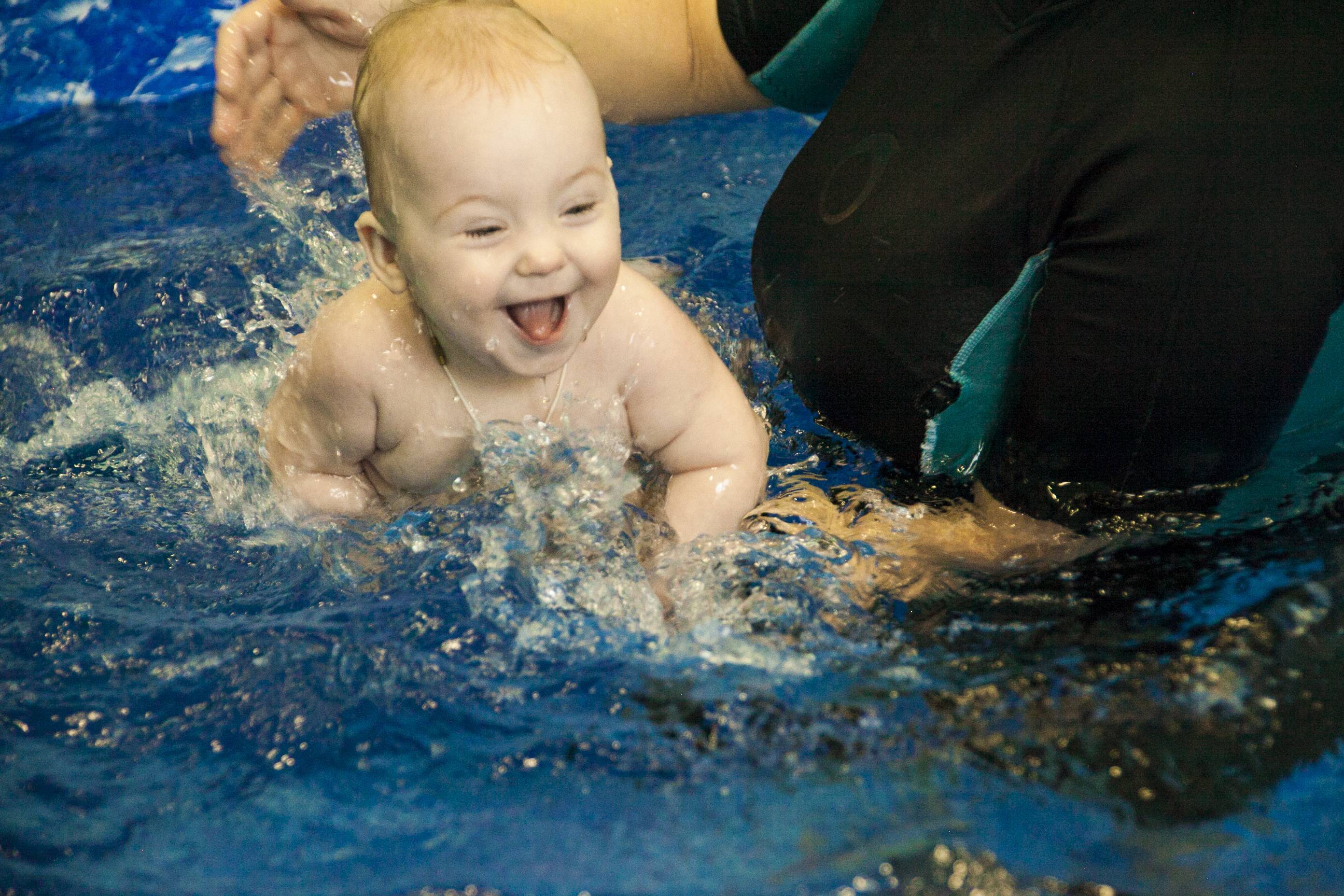 Включи купание. Плавание для малышей. Грудничковое плавание. Груднички в бассейне занятия. Бассейн для грудничков.