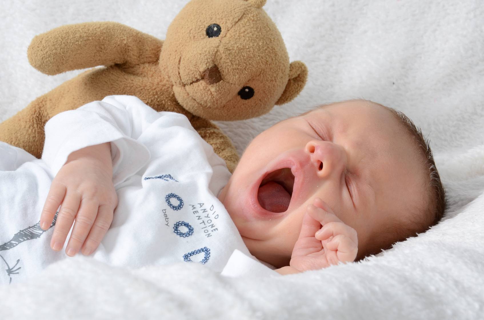 Новорожденный ребенок спит с открытым ртом: почему и что делать (Комаровский)