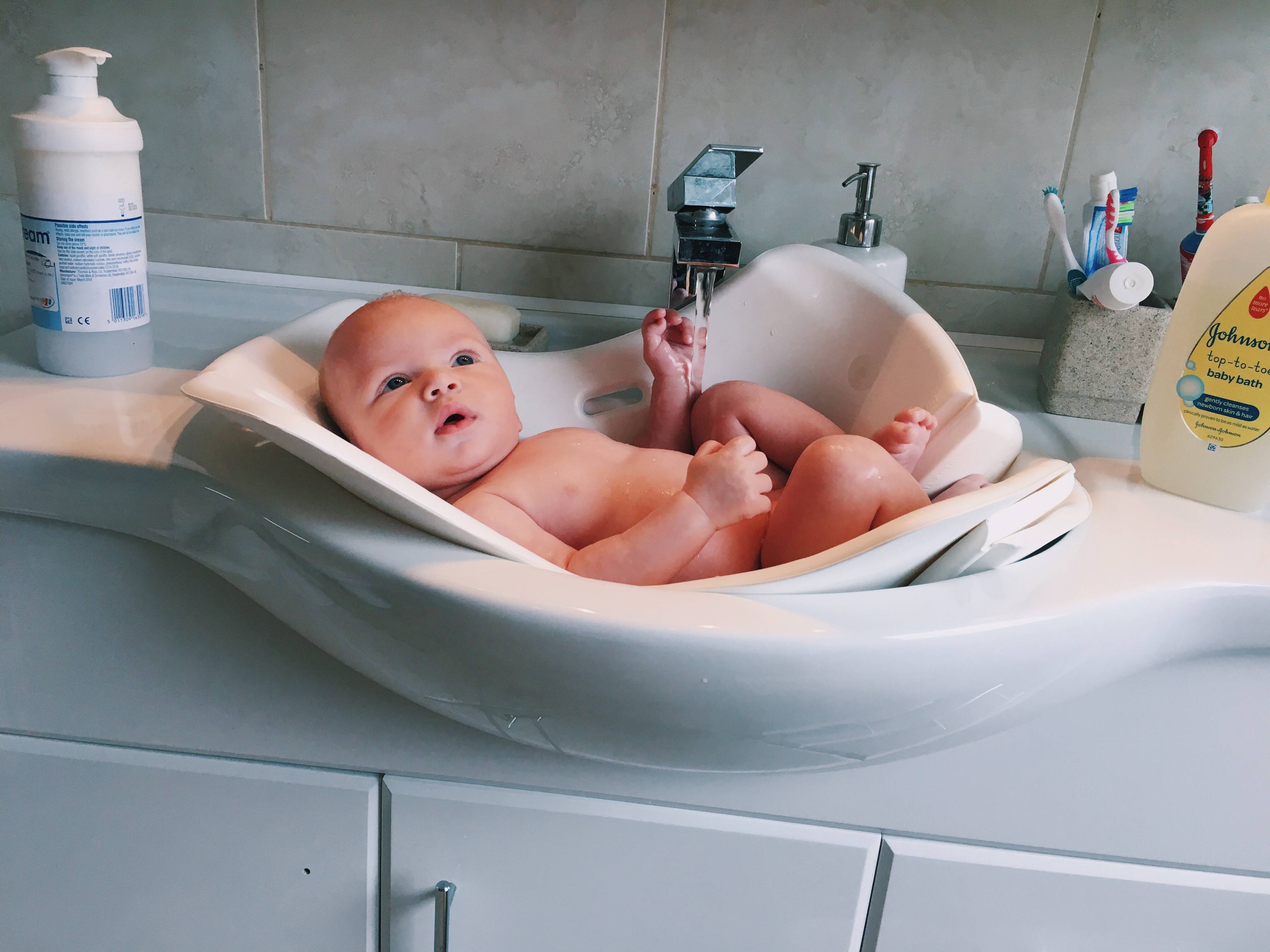 Как правильно подмывать новорожденную девочку фото