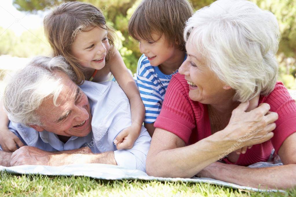 Бабушка сильно балует внуков и все им позволяет: как реагировать родителям