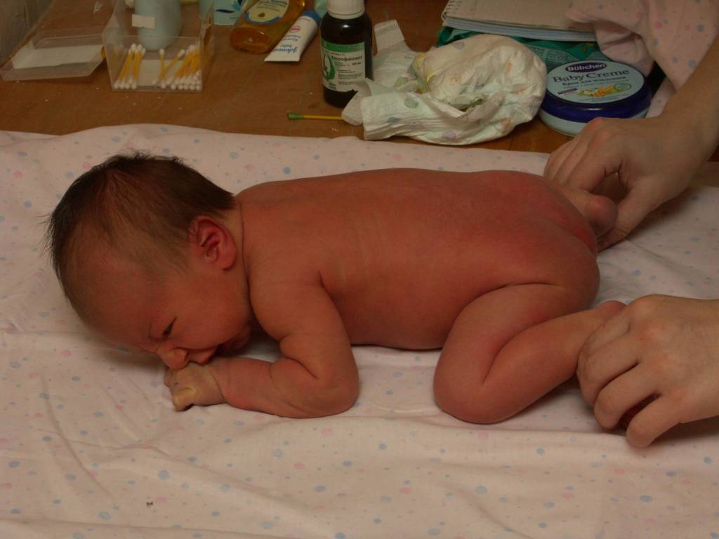 Выкладывание новорожденного на живот - когда можно начинать и как правильно это делать