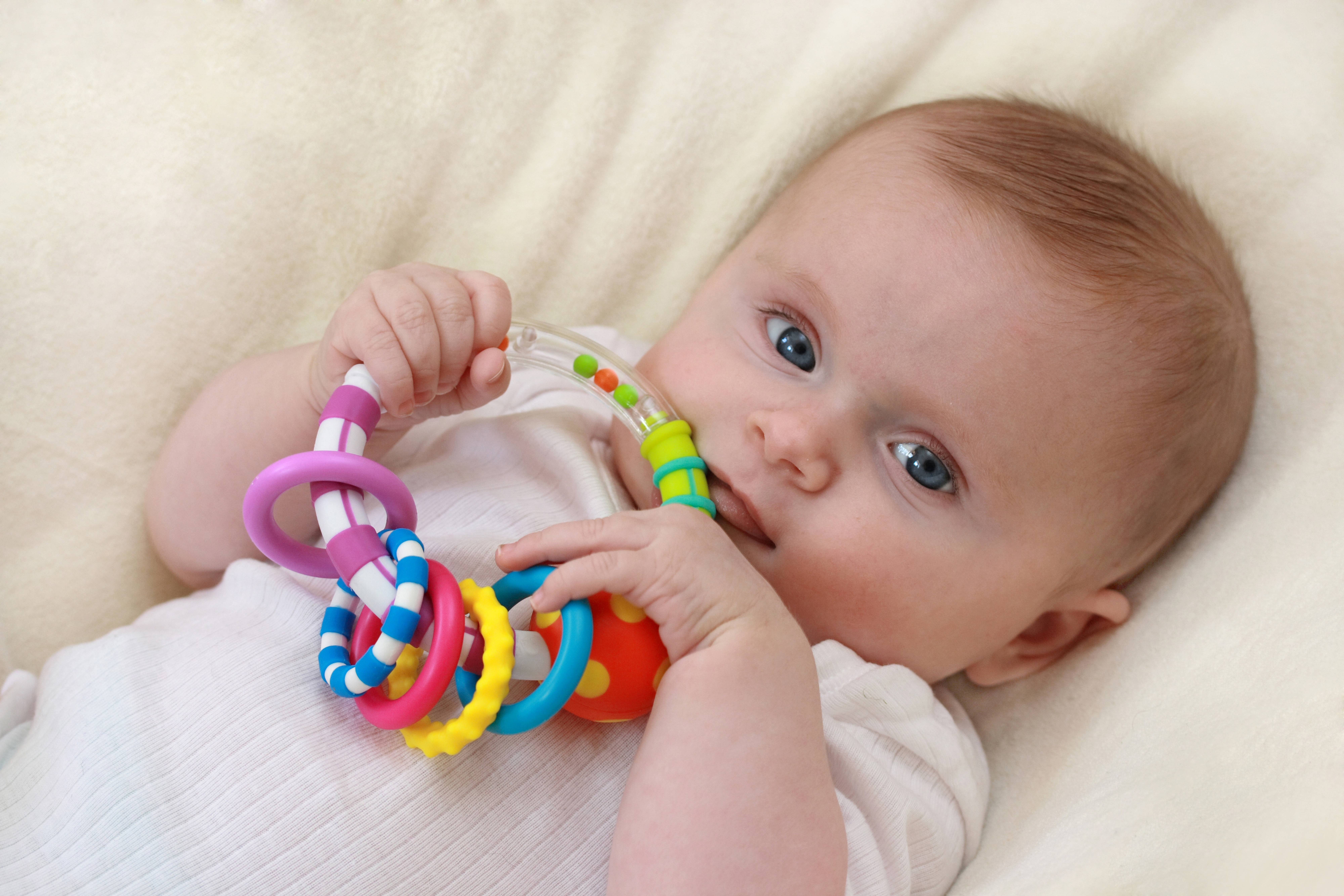 Узнаем когда ребенок начинает держать игрушку: нормы развития по месяцам, проявление новых навыков, упражнения