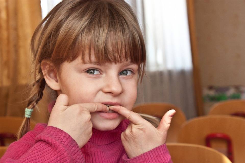 Почему ребенок грызет ногти? как помочь избавиться от привычки.