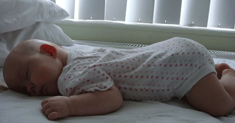 В какой позе должен спать новорожденный, можно ли младенцу спать на боку
