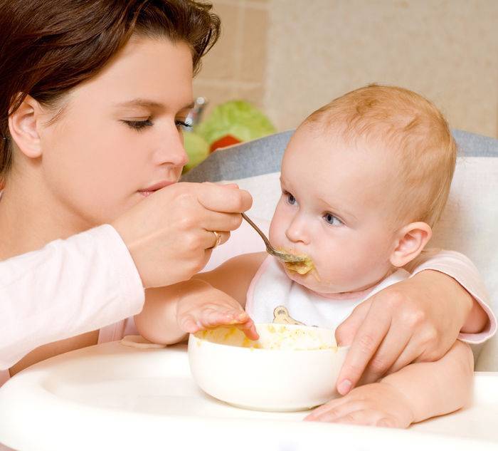 10 признаков, что ребенок готов к введению прикорма