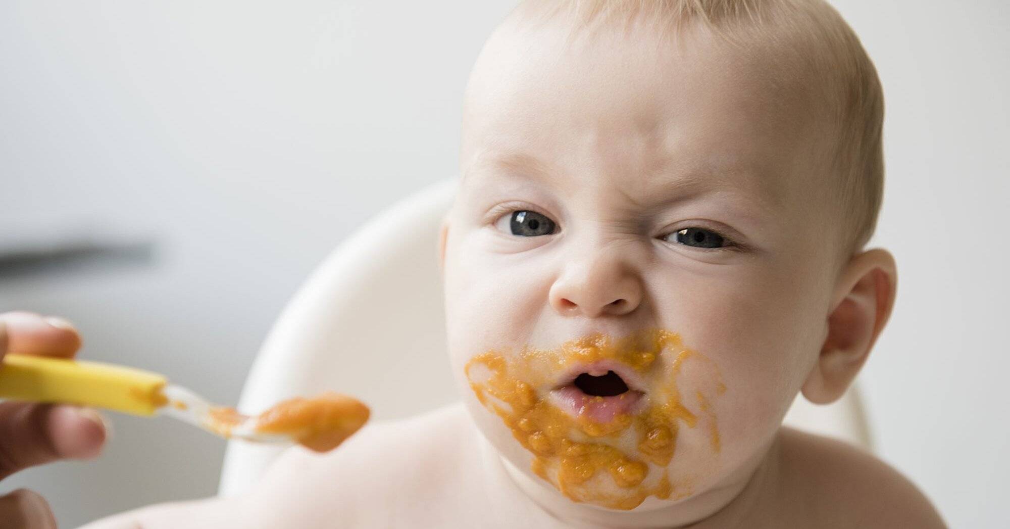 Что делать, если ребенок не хочет есть прикорм (не ест кашу), отказывается есть с ложки