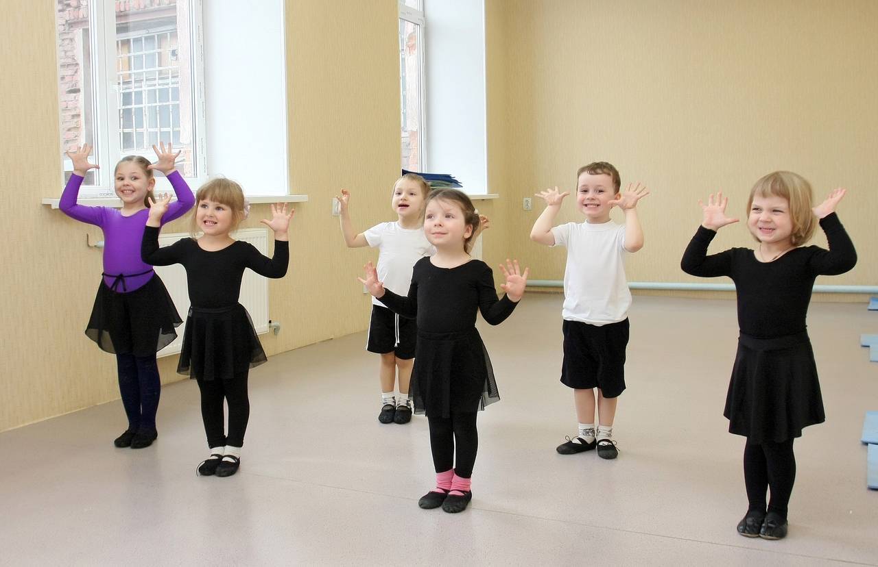 Обучение танцам: виды танцев для детей, простые движения, детские легкие танцы