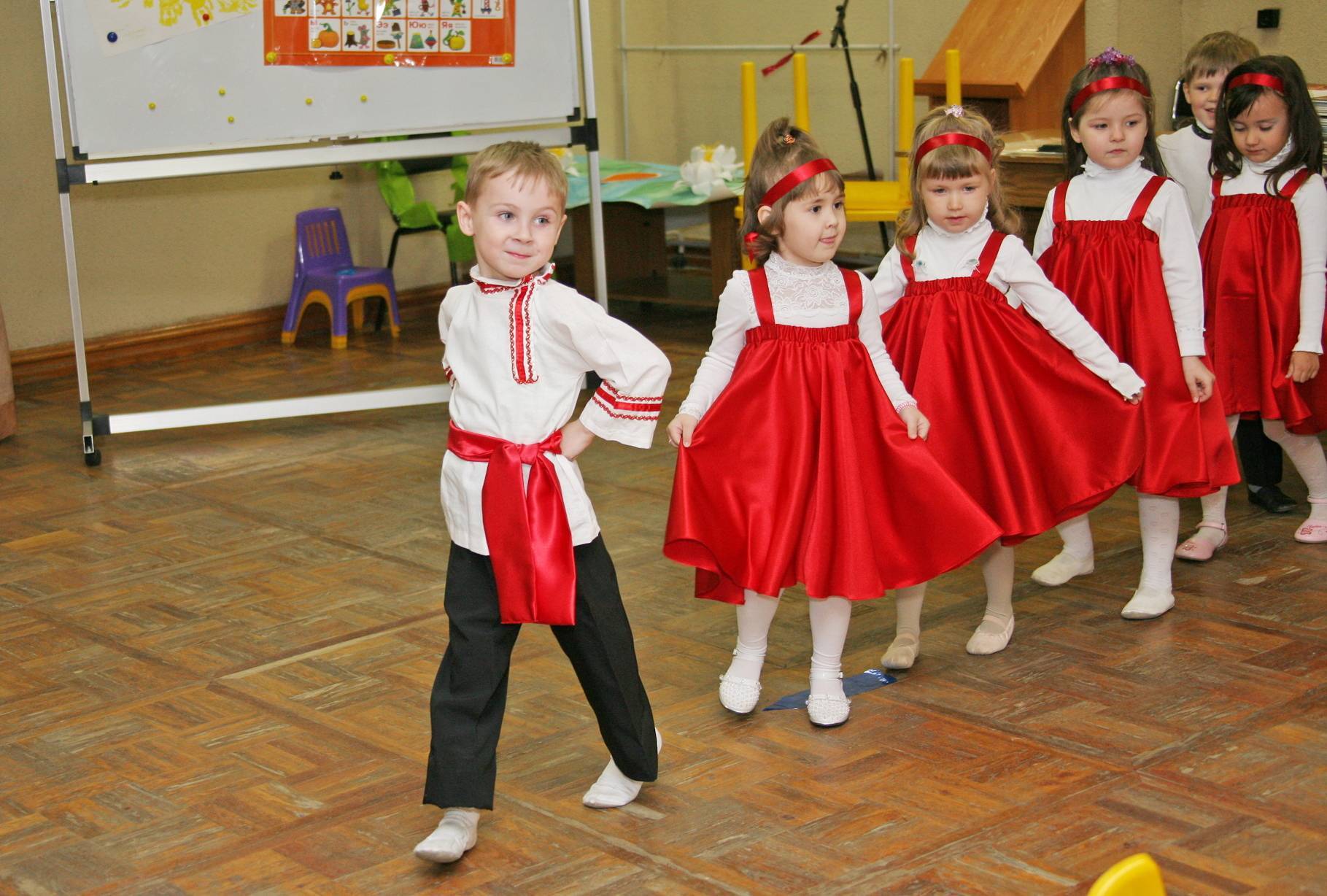 Костюмы для танцев в детском саду