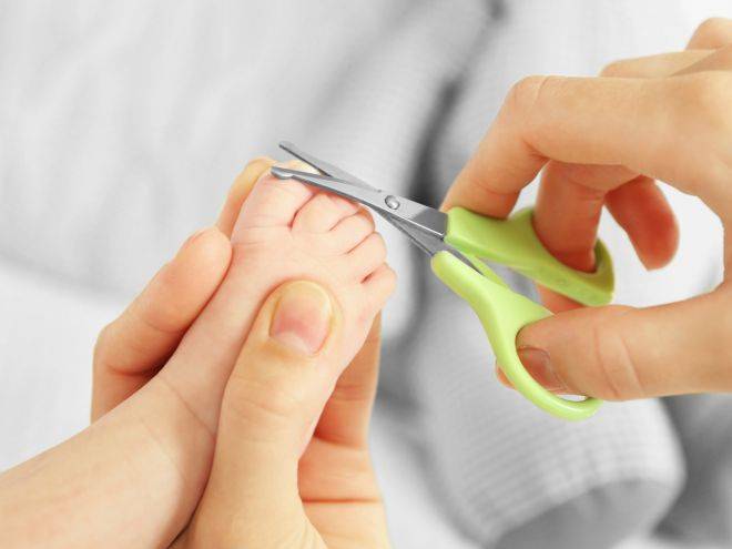 Папа подстриг ногти ребенку