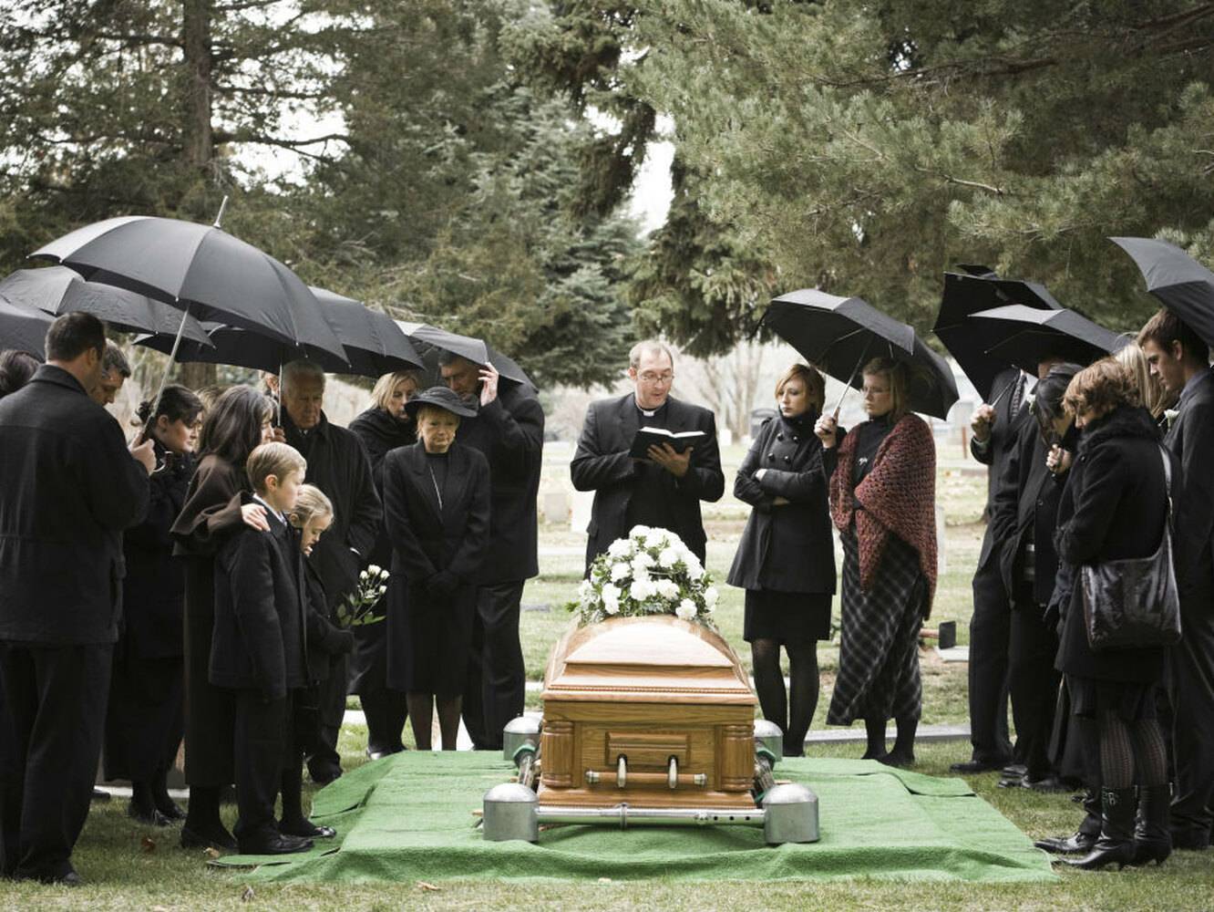 Как вести себя на похоронах родственника: правила поведения