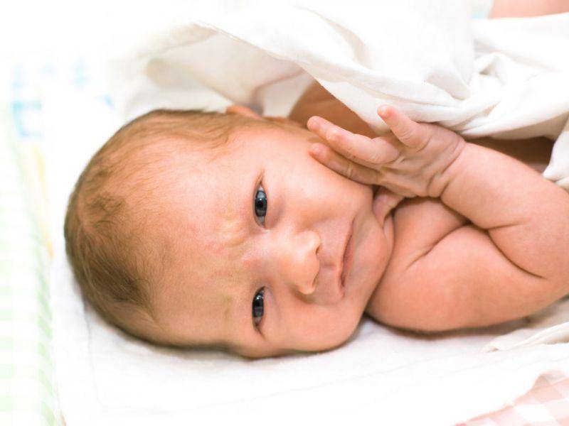 Возможные причины закатывания глаз наверх у новорожденных: симптомы, опасно ли это