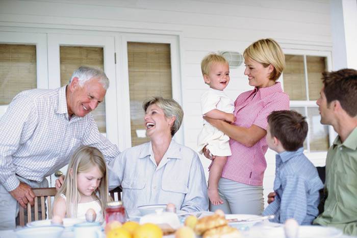 Когда общение с бабушками и дедушками вредно для детей: 6 ситуаций