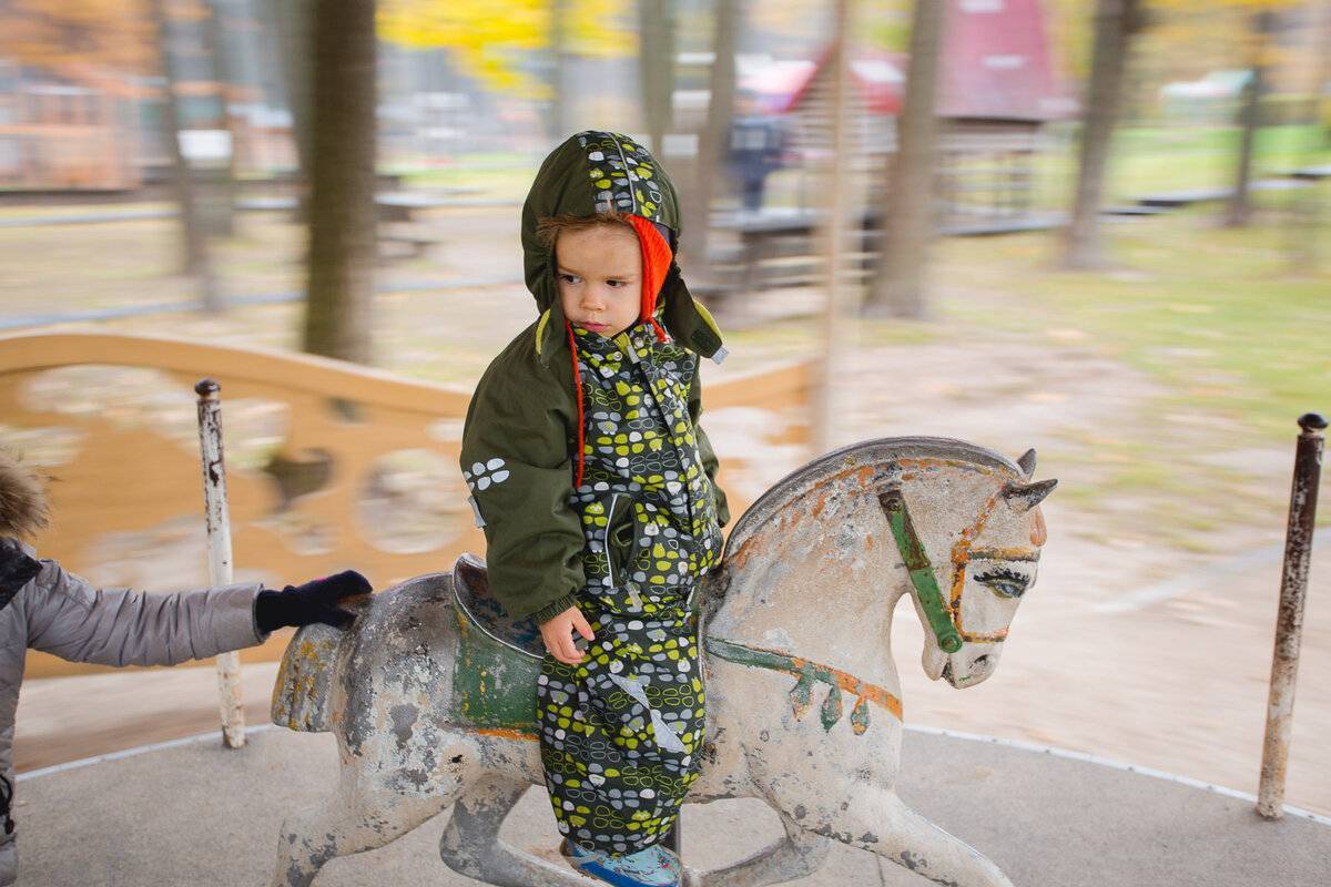 6 способов увести ребенка с детской площадки без истерики