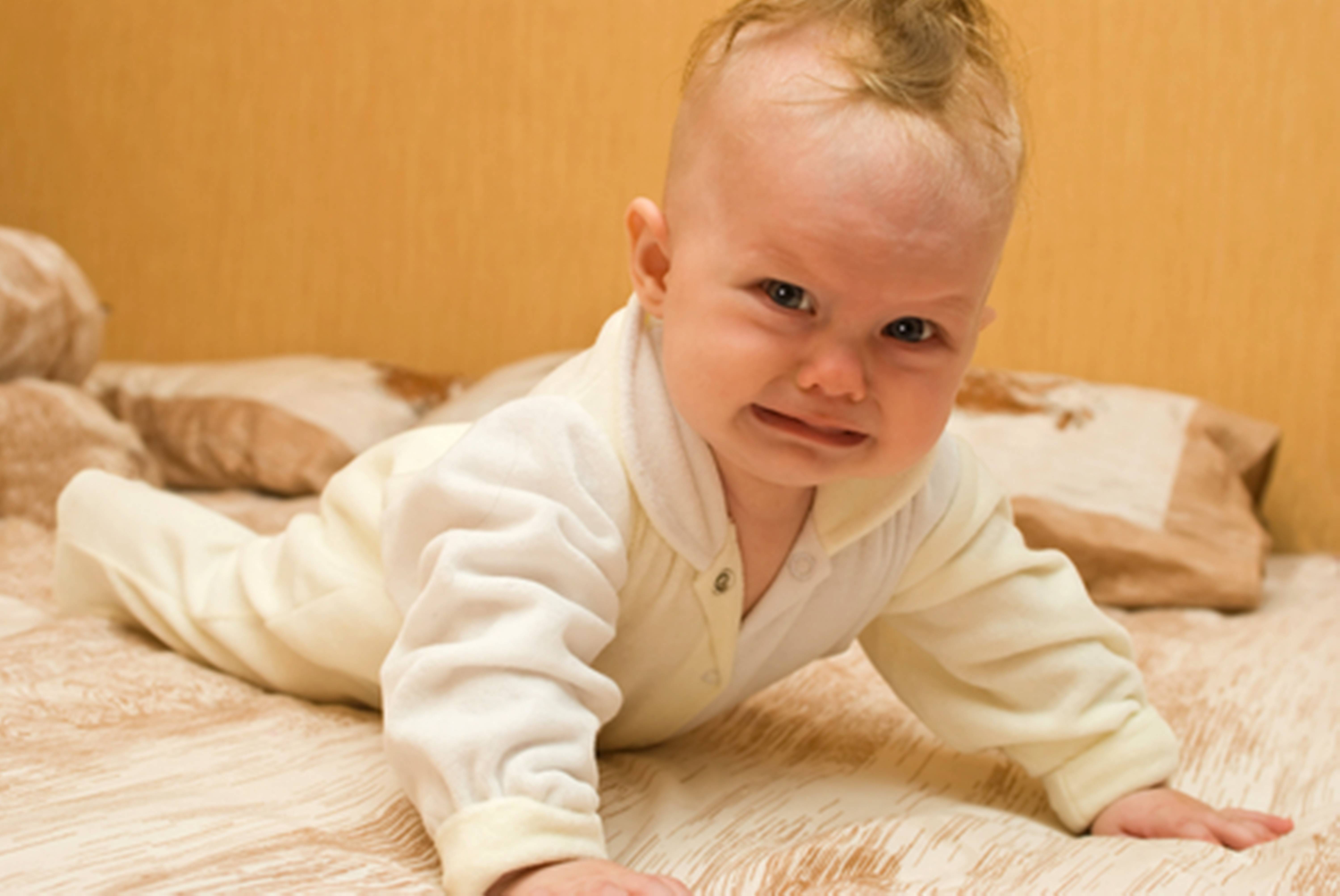Во время сна у ребенка потеет голова: почему, что делать