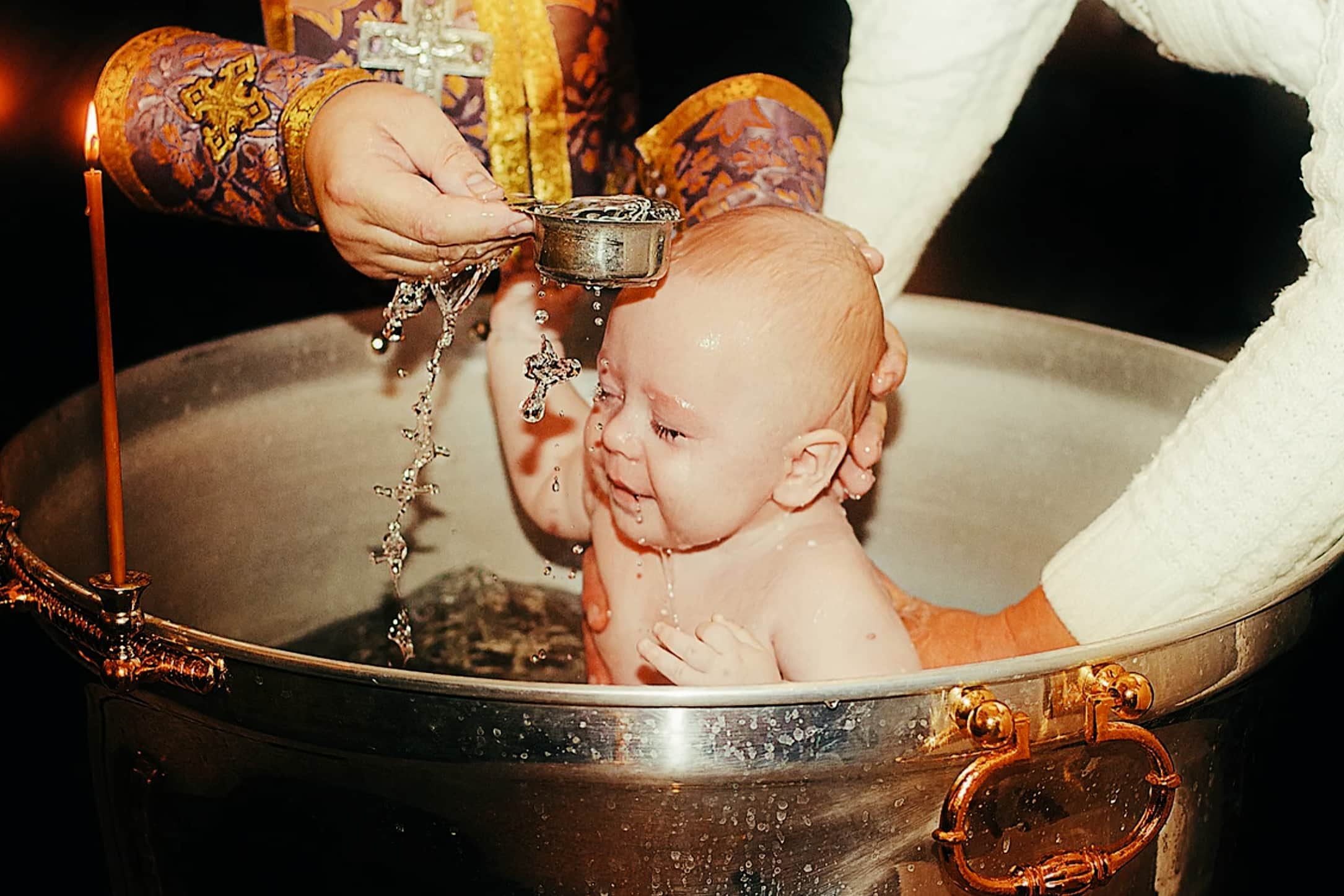 Можно крестить ребенка на пасху. Крестины таинство крещения. Крещение таинство Православие. Крещение младенца. Дети в церкви.