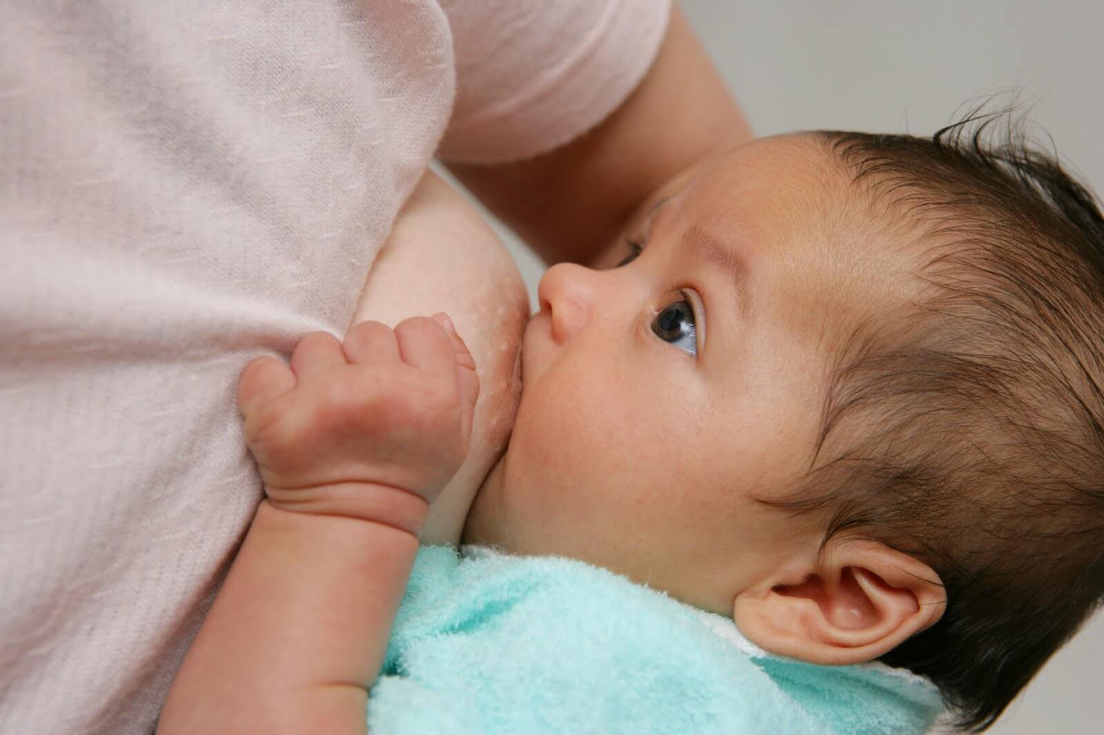 Икота у новорожденных после кормления: причины, что делать, как помочь
