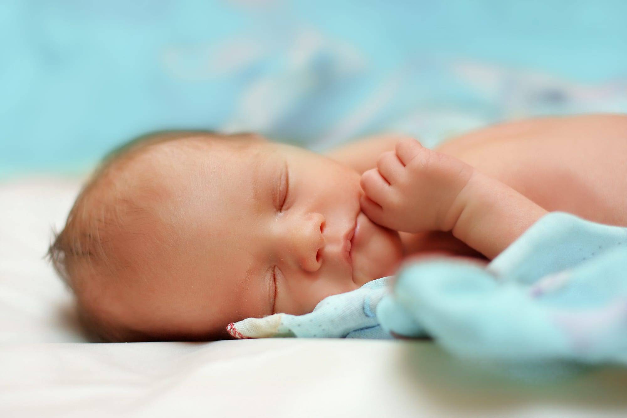 Почему младенцы во сне улыбаются, что это значит