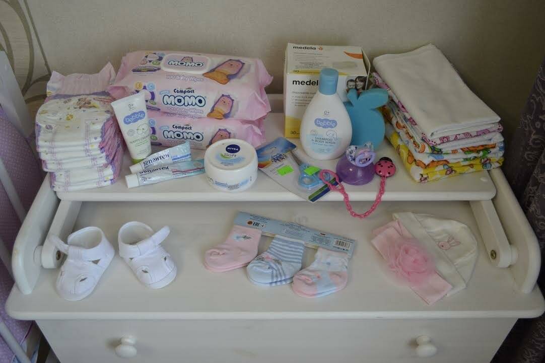 Что нужно новорожденному ребенку летом. Вещи для новорожденного. Нужные вещи для новорожденных. Необходимые предметы для новорожденного. Первые необходимые вещи для новорожденного.