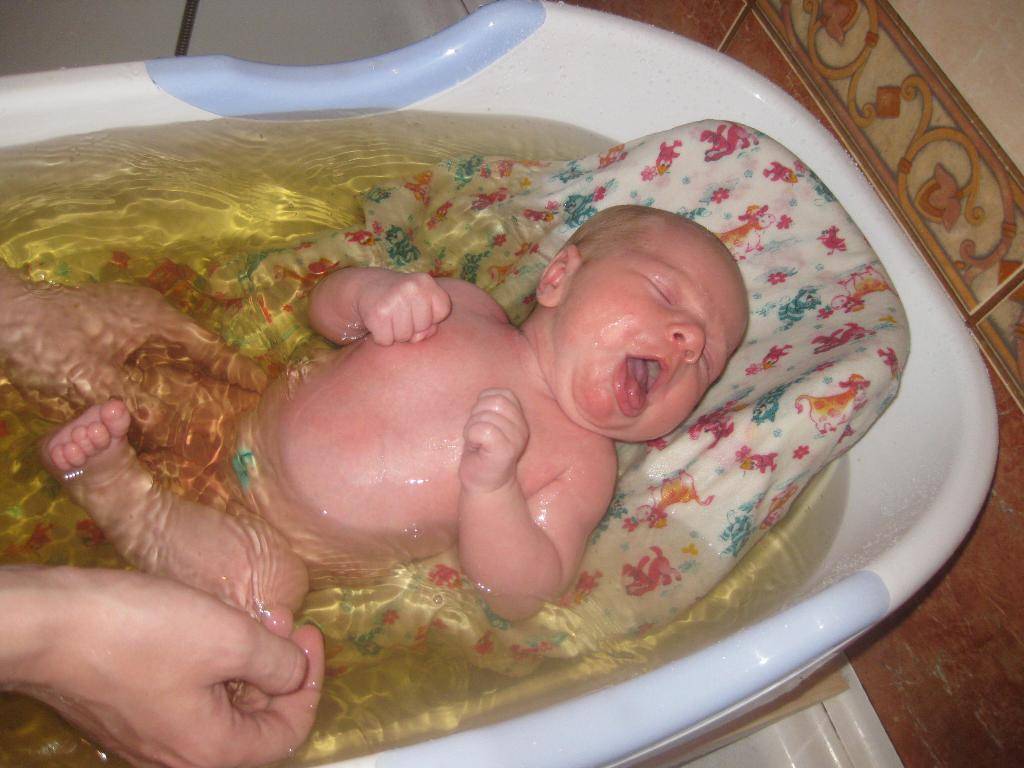 При какой температуре воды купать новорождённого ребенка