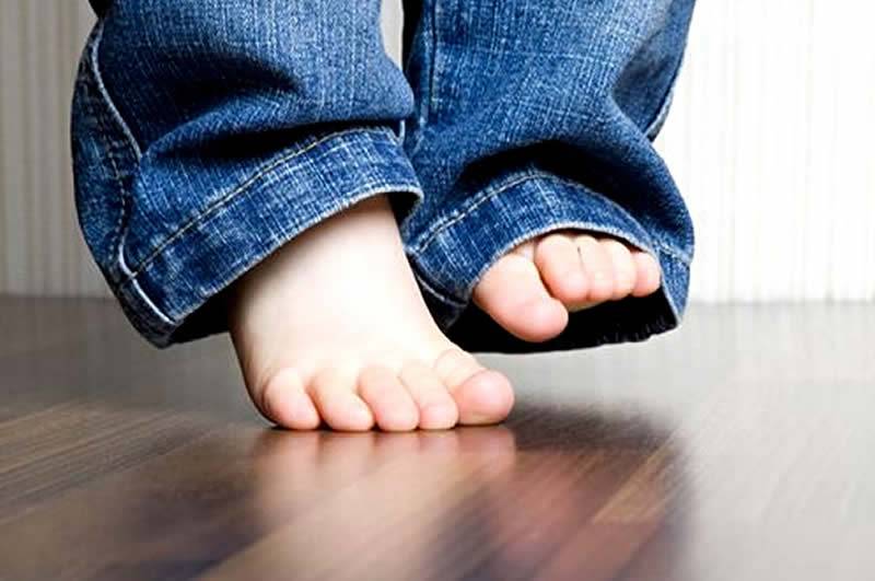 Почему ребенок ходит на цыпочках: основные причины и что делать родителям