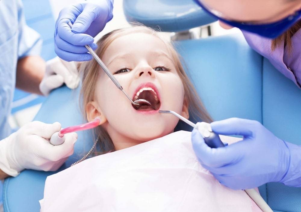 Удаление молочного зуба, вырвать больной зуб у ребенка в стоматологии по показаниям и во время физиологической смены зубов.