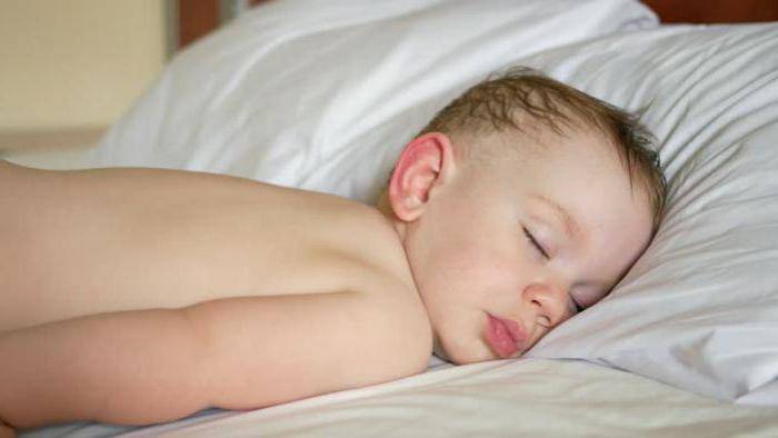 Ребенок потеет во сне: причины, комаровский о потении, почему ребенок потеет после болезни