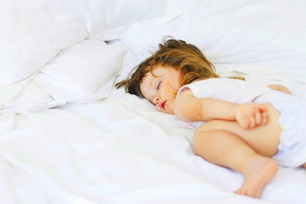 Почему ребёнок спит только на маминых руках и как исправить эту ситуацию?