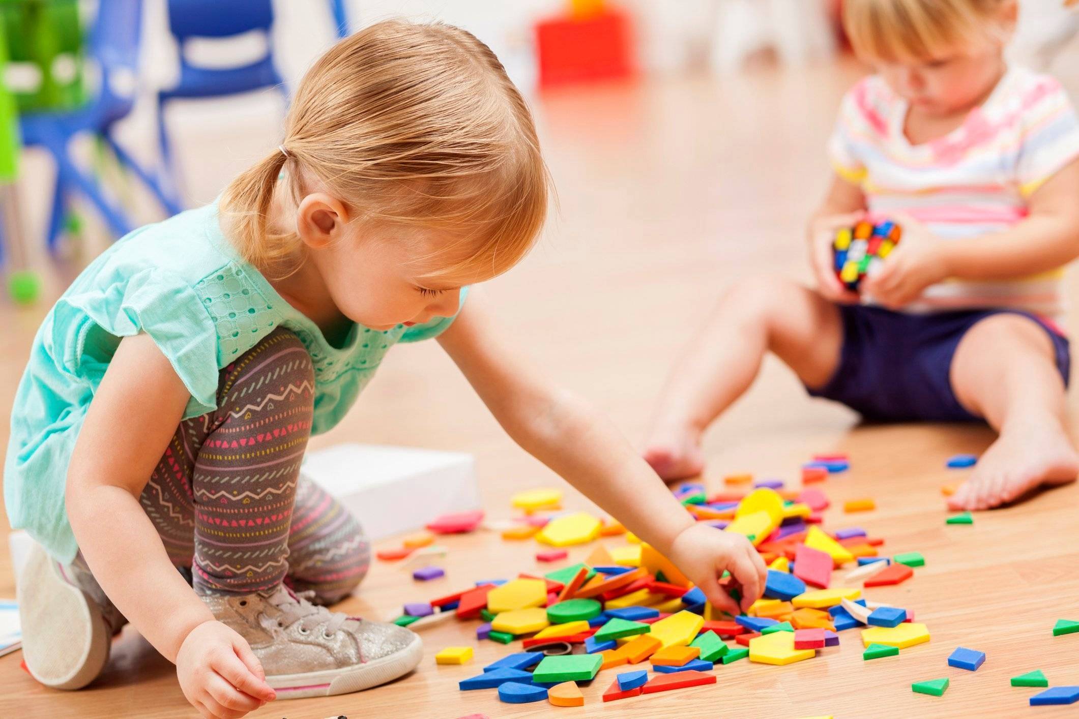 Как развивать ребенка в 9 месяцев: игры, занятия, игрушки, ладушки
