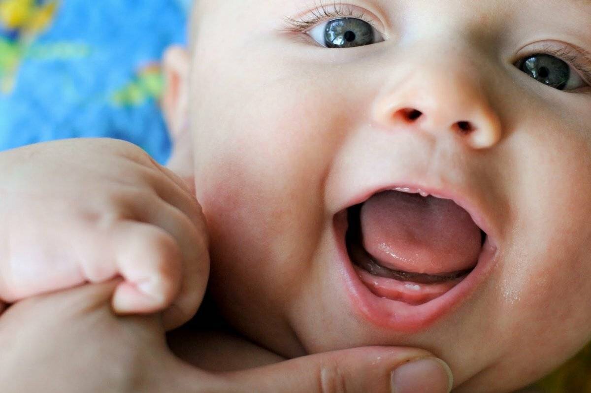 Прорезывание зубов у малышей – симптомы | babydent