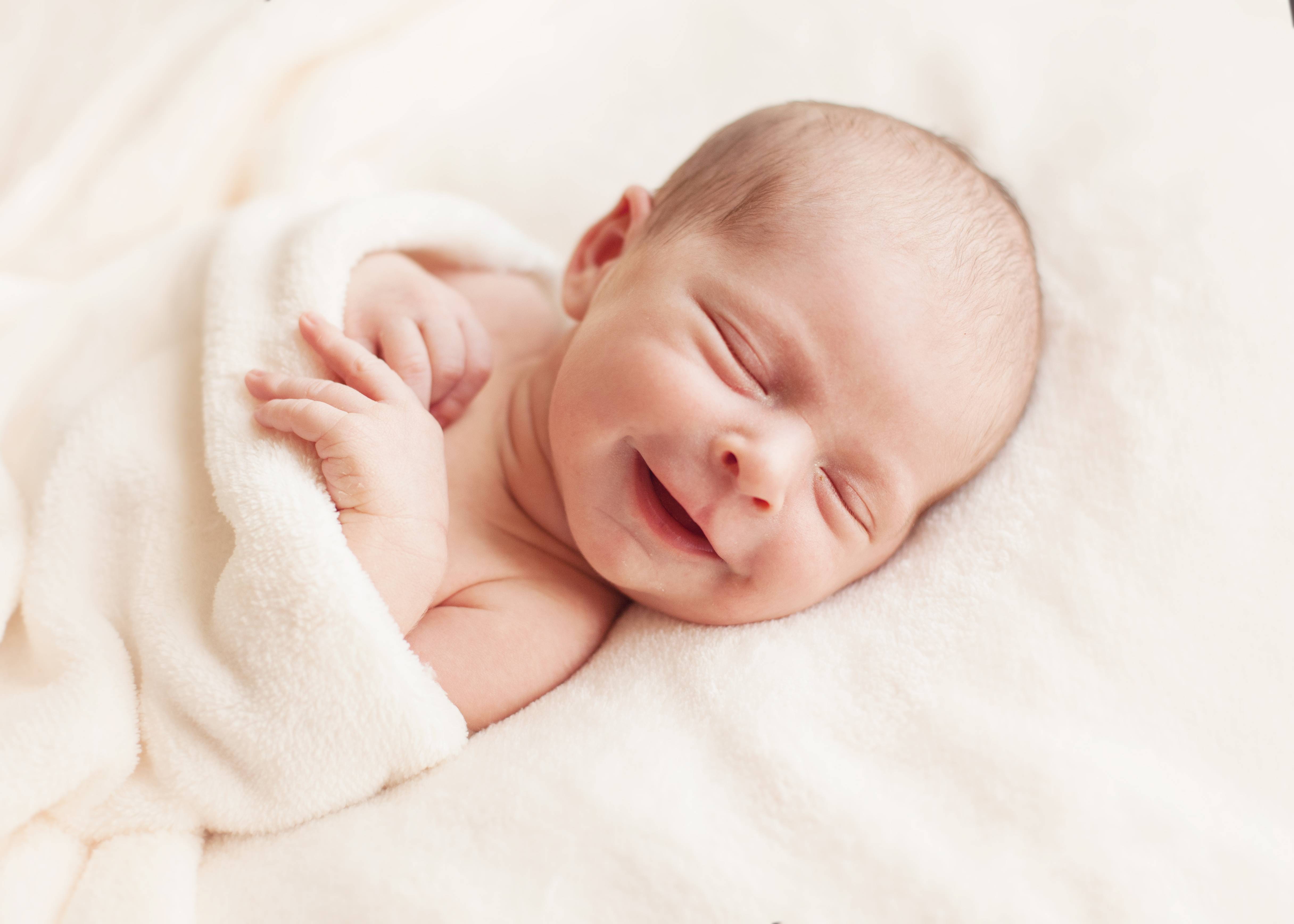 У меня вопрос: почему улыбаются новорожденные младенцы? ))) - страна мам