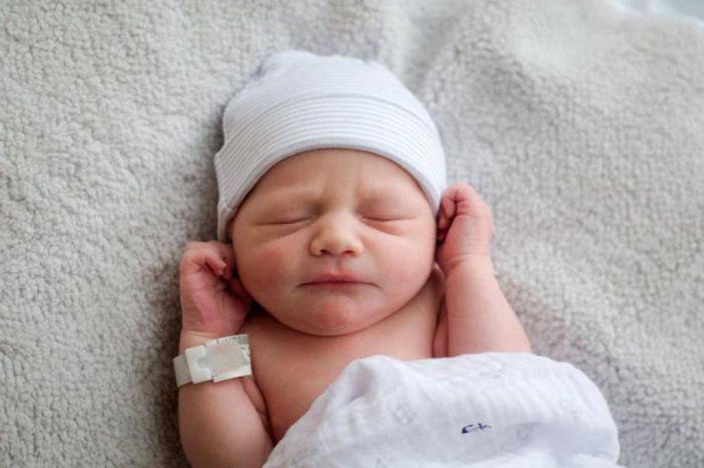 Новорожденный закатывает глаза когда засыпает: это вариант нормы или симптом болезни? (видео)