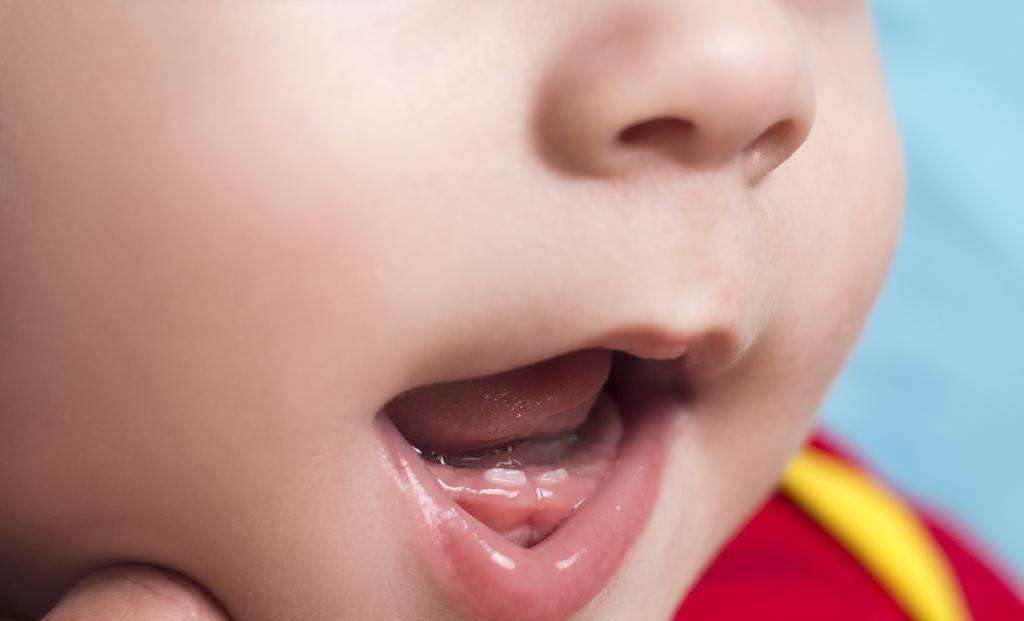 Как понять, что у ребенка режутся зубы