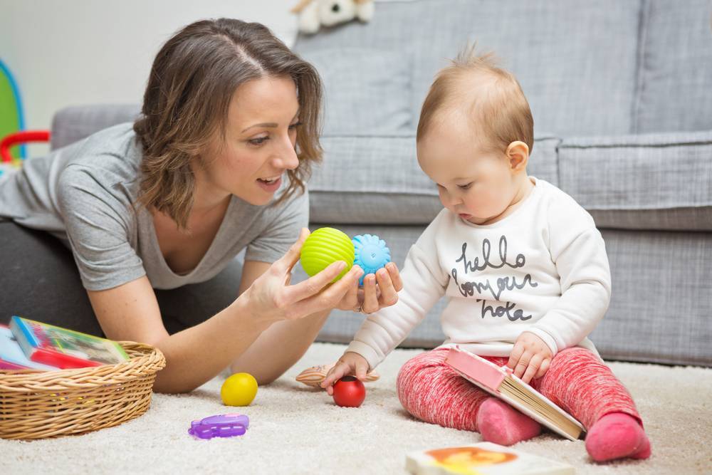 Развивающие игры с детьми в 9 месяцев: список полезных занятий и игрушек для ребенка