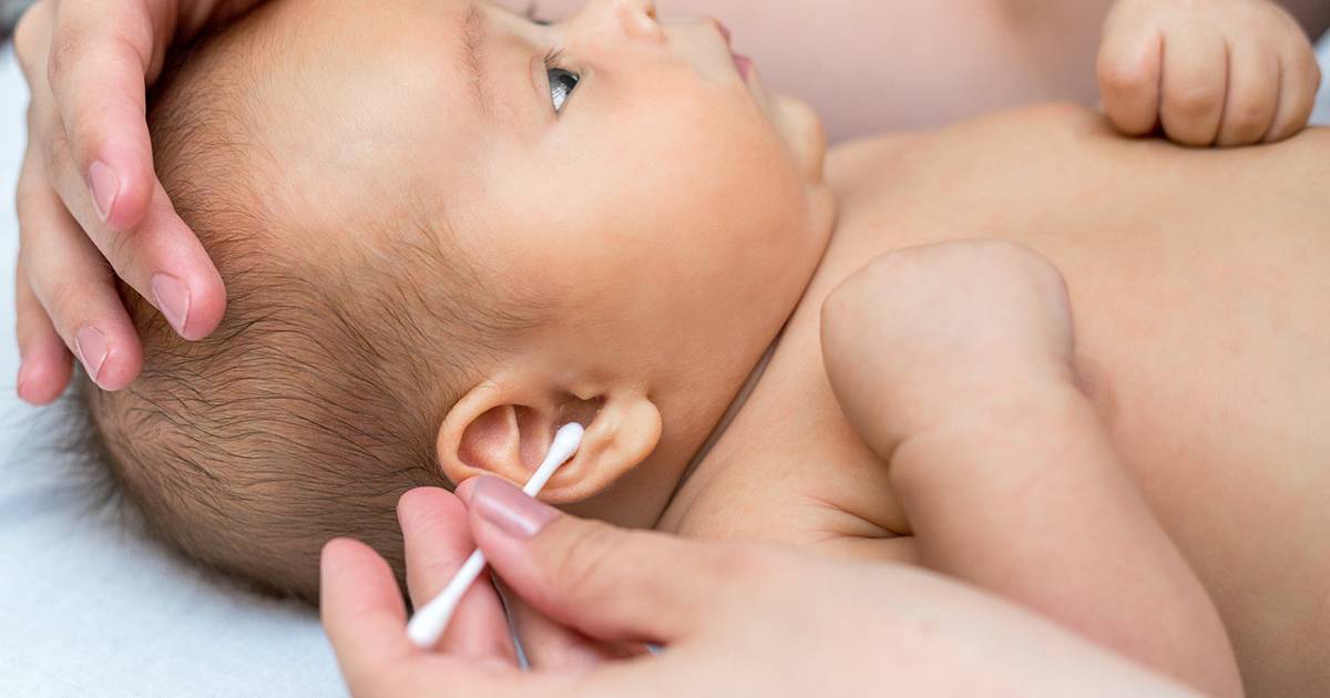 Как чистить ушки новорожденному и грудному ребенку: правила ухода, видео