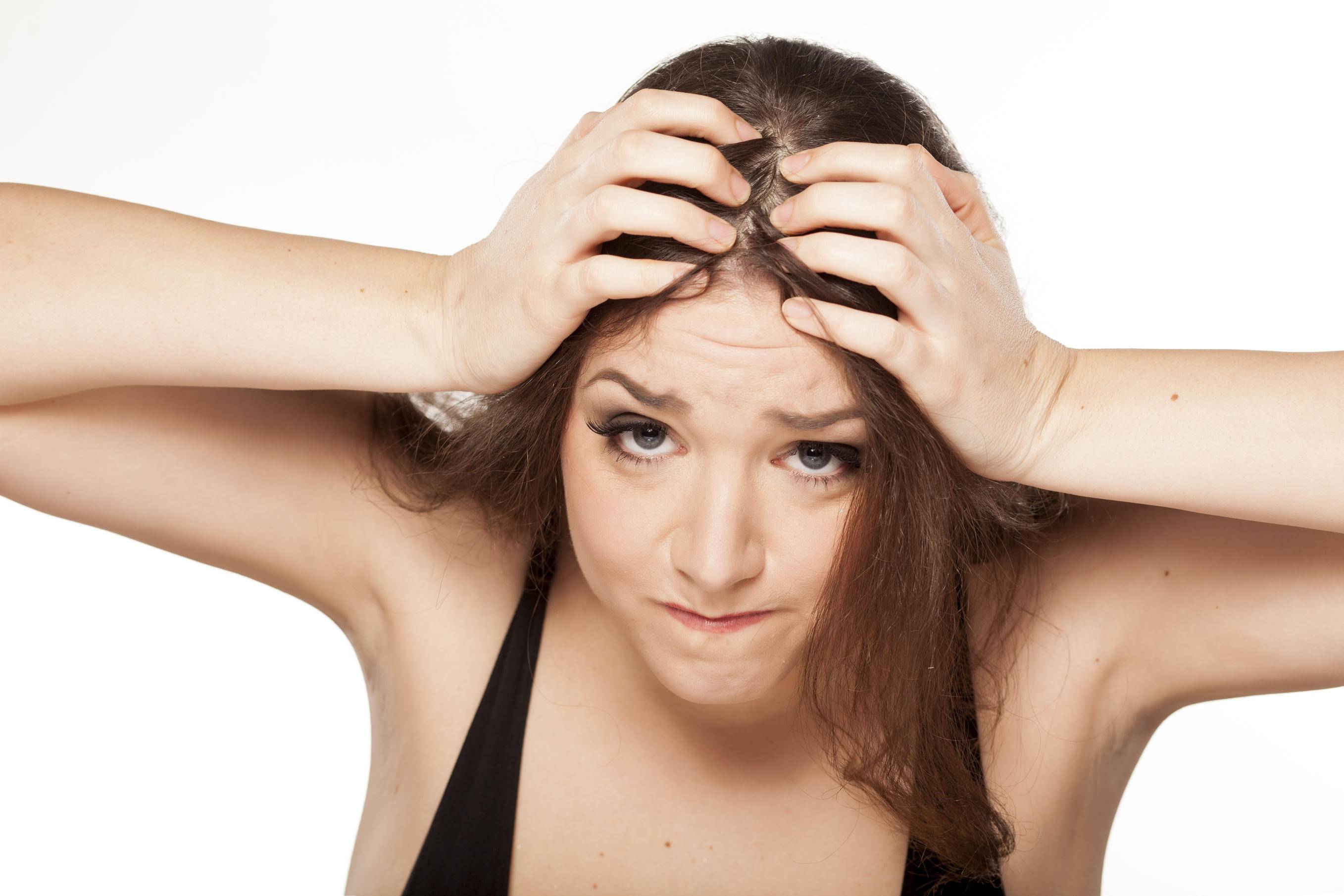 Выпадают волосы у женщины сильно на голове. Редеют волосы. Потеря волос. Слабые волосы.
