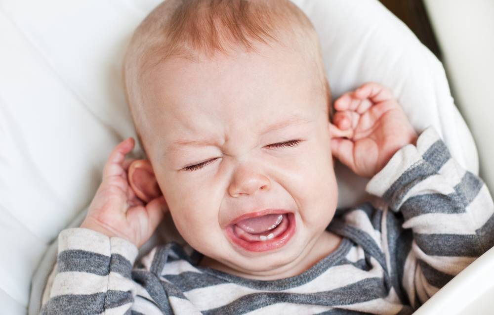 Почему ребенок сильно плачет перед сном и выгибается