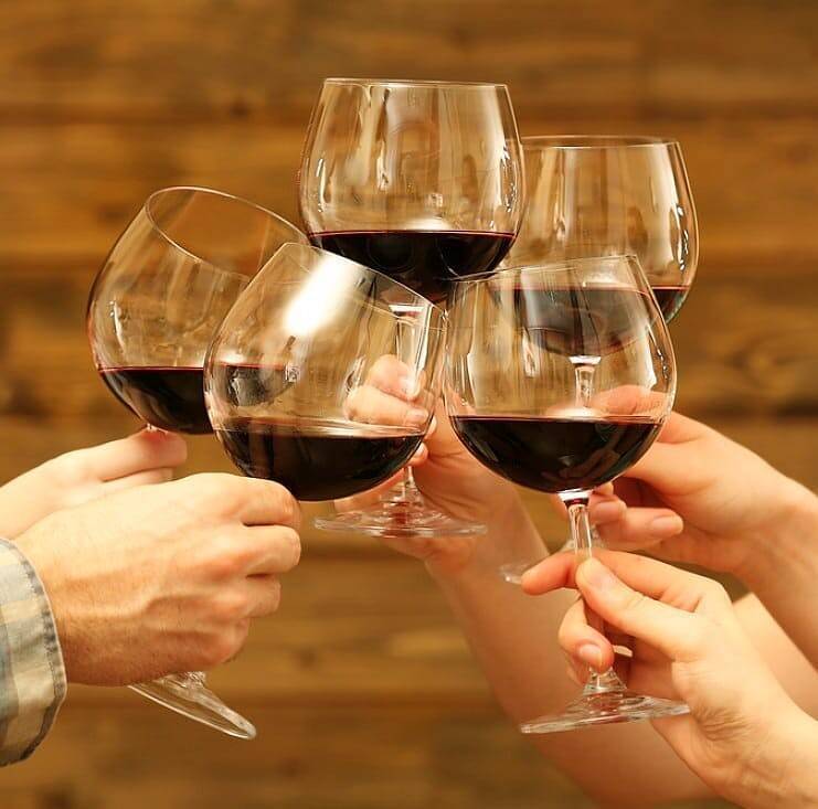 Как по этикету правильно держать бокал с вином?