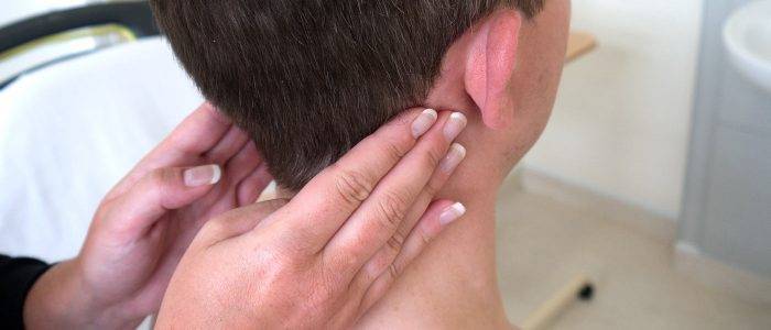 Шишки за ухом: откуда берутся и как лечить