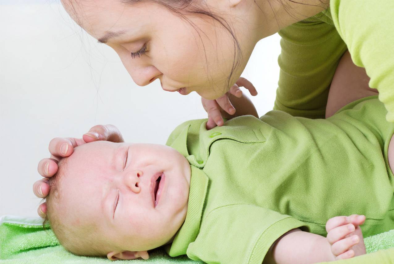Грудничок пукает, но не какает и плачет: причины, как помочь младенцу пропукаться