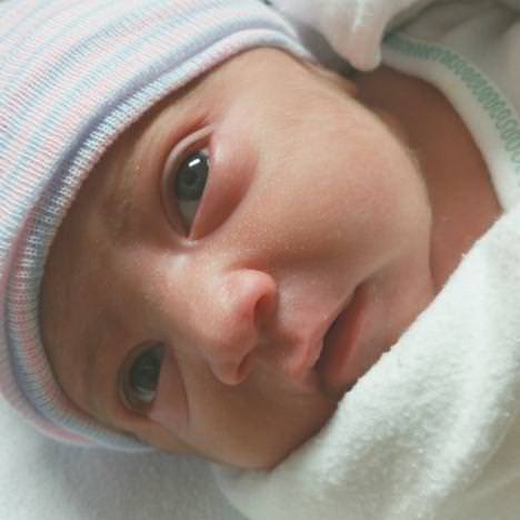 Цвет глаз у новорожденных: когда он меняется у грудничка и почему, как понять по таблице, какого оттенка будут глазки?