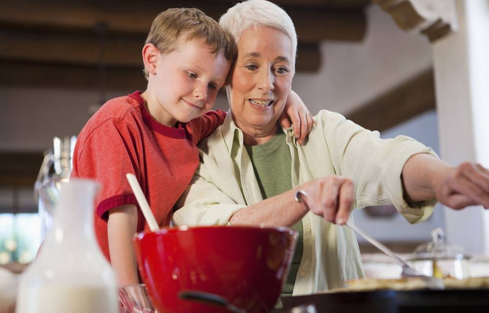 Бабушка очень балует внуков и всё им позволяет – как реагировать родителям?