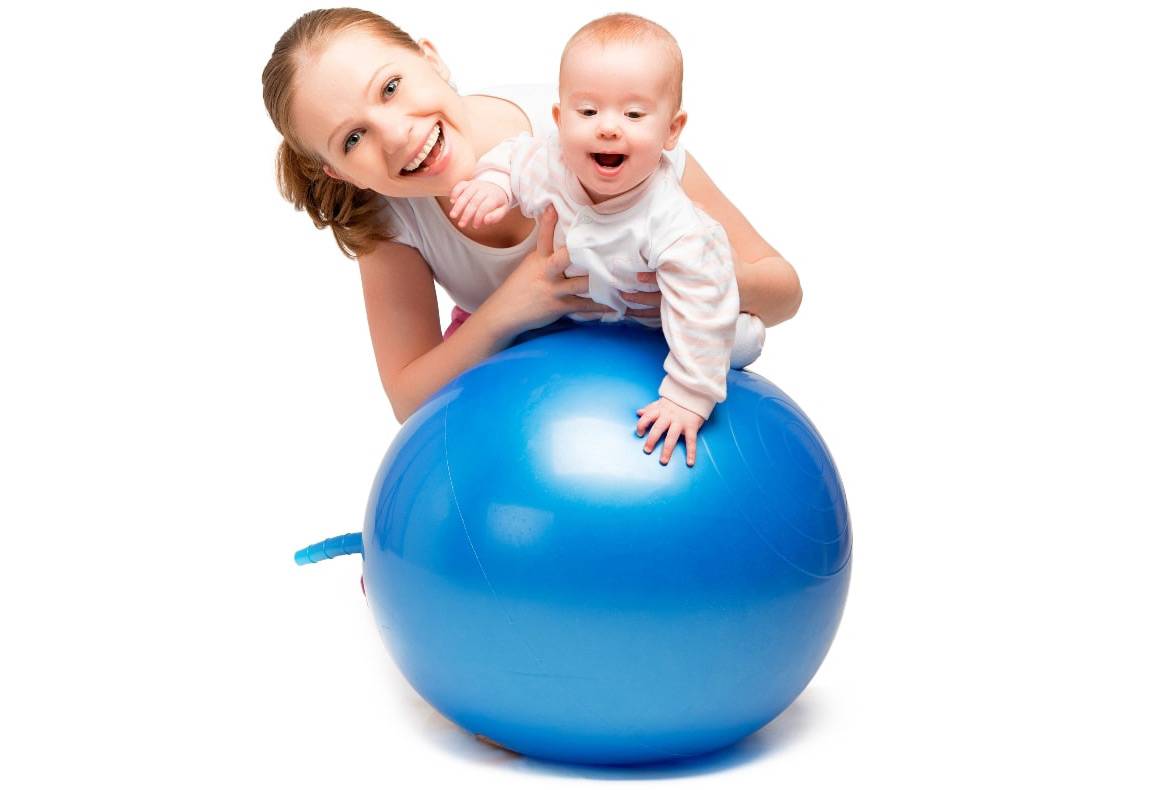 На гимнастическом шаре. Гимнастический мяч для новорожденных. Фитбол для малышей. Занятия с фитболом для детей. Мяч для младенца фитбол.