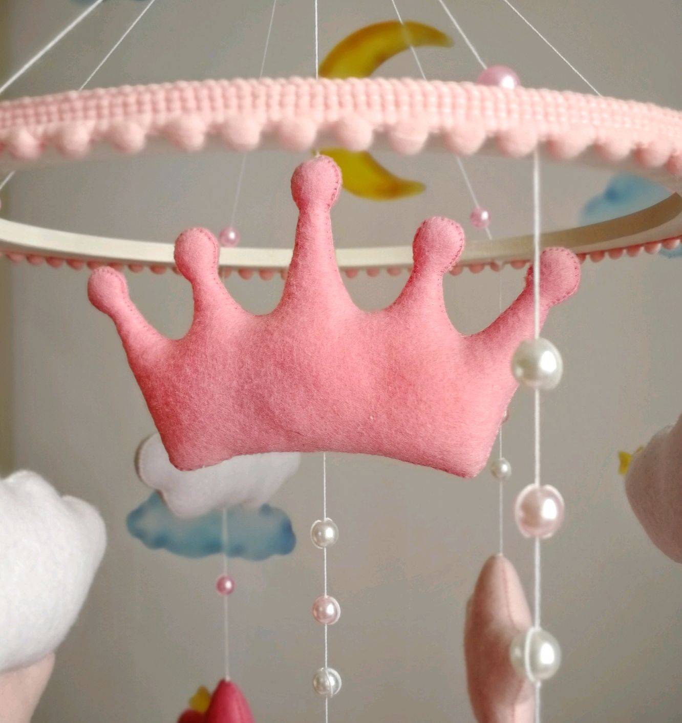 Игрушки для новорожденных своими руками: что можно сшить, мягкие изделия в кроватку