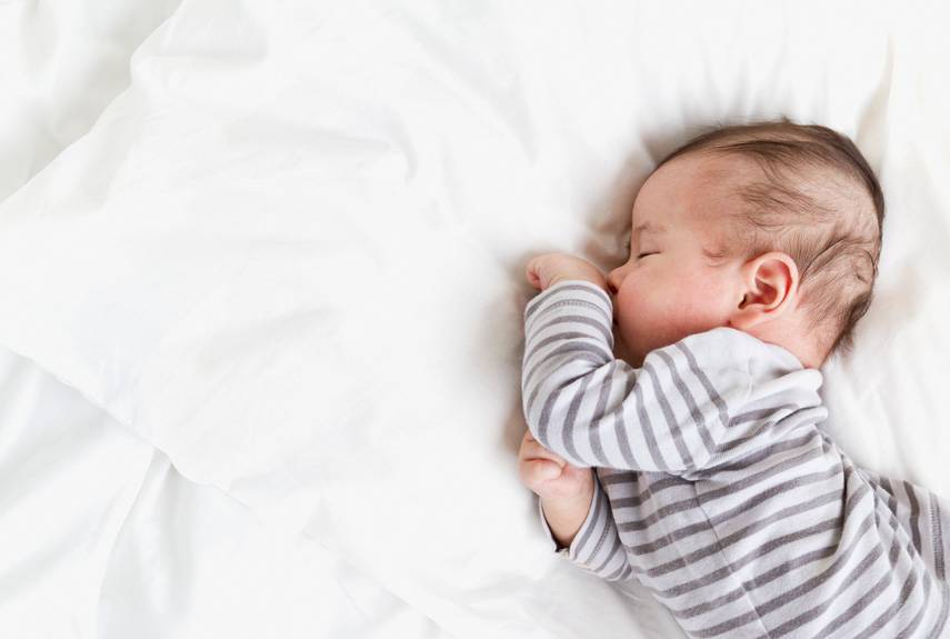 Почему ребенок грудного возраста спит только 30-40 минут, что делать, каково мнение комаровского о сне младенцев?